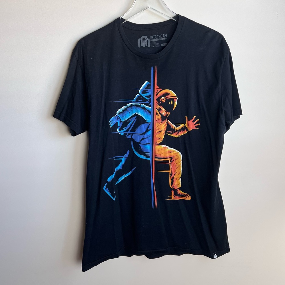 Into the AM Astronaut Graohic Short Sleeve Shirt Large✨